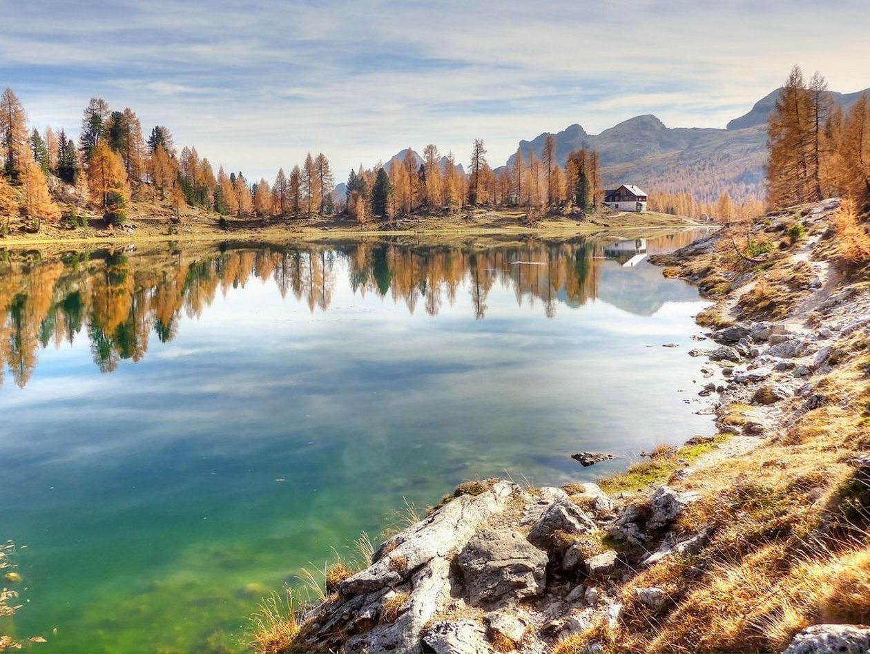 Trekking rotasındaki harita, pusulası ve hazırlık malzemeleri