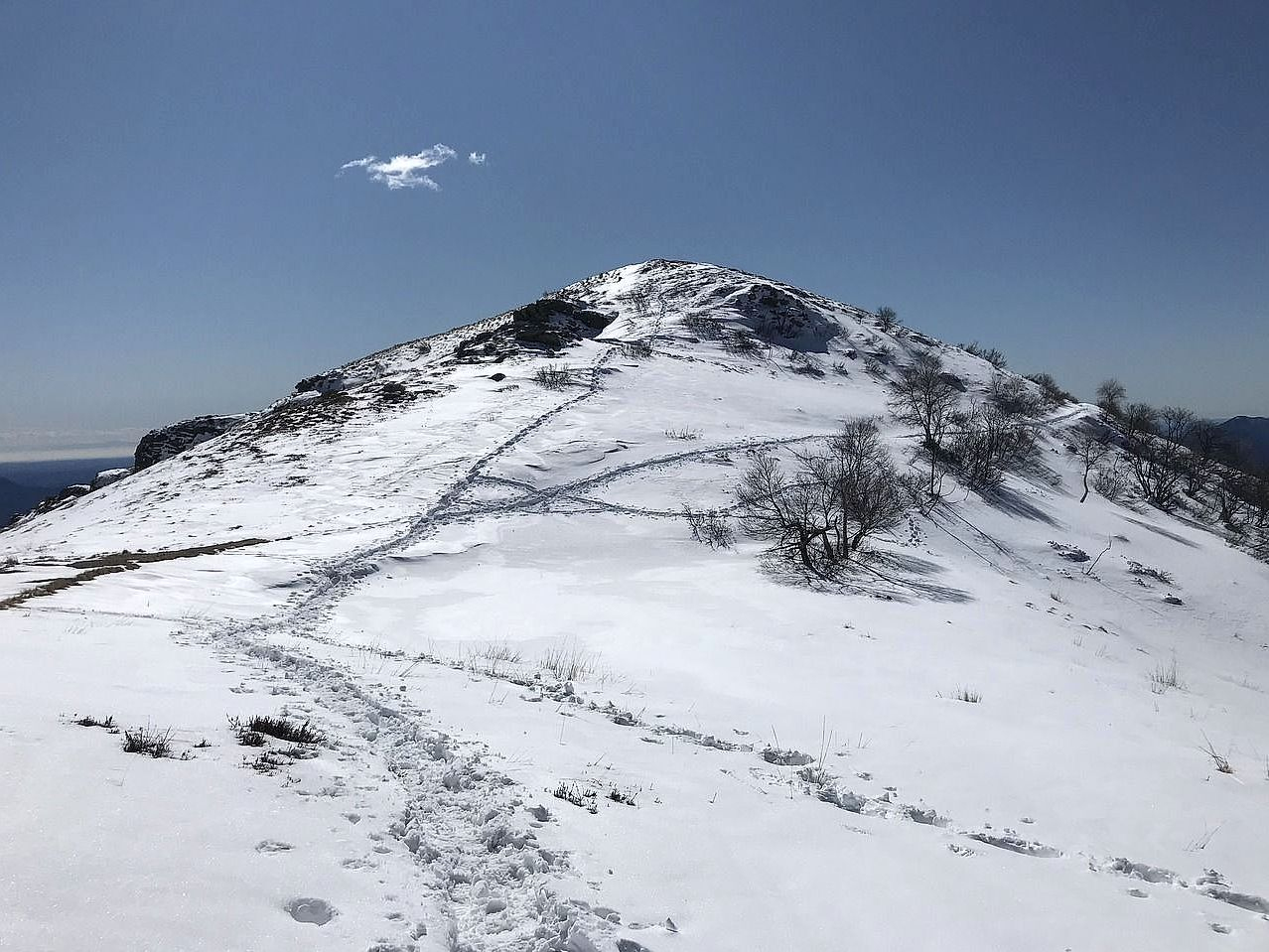 Dağ kamp sahasında çadır kurulumu